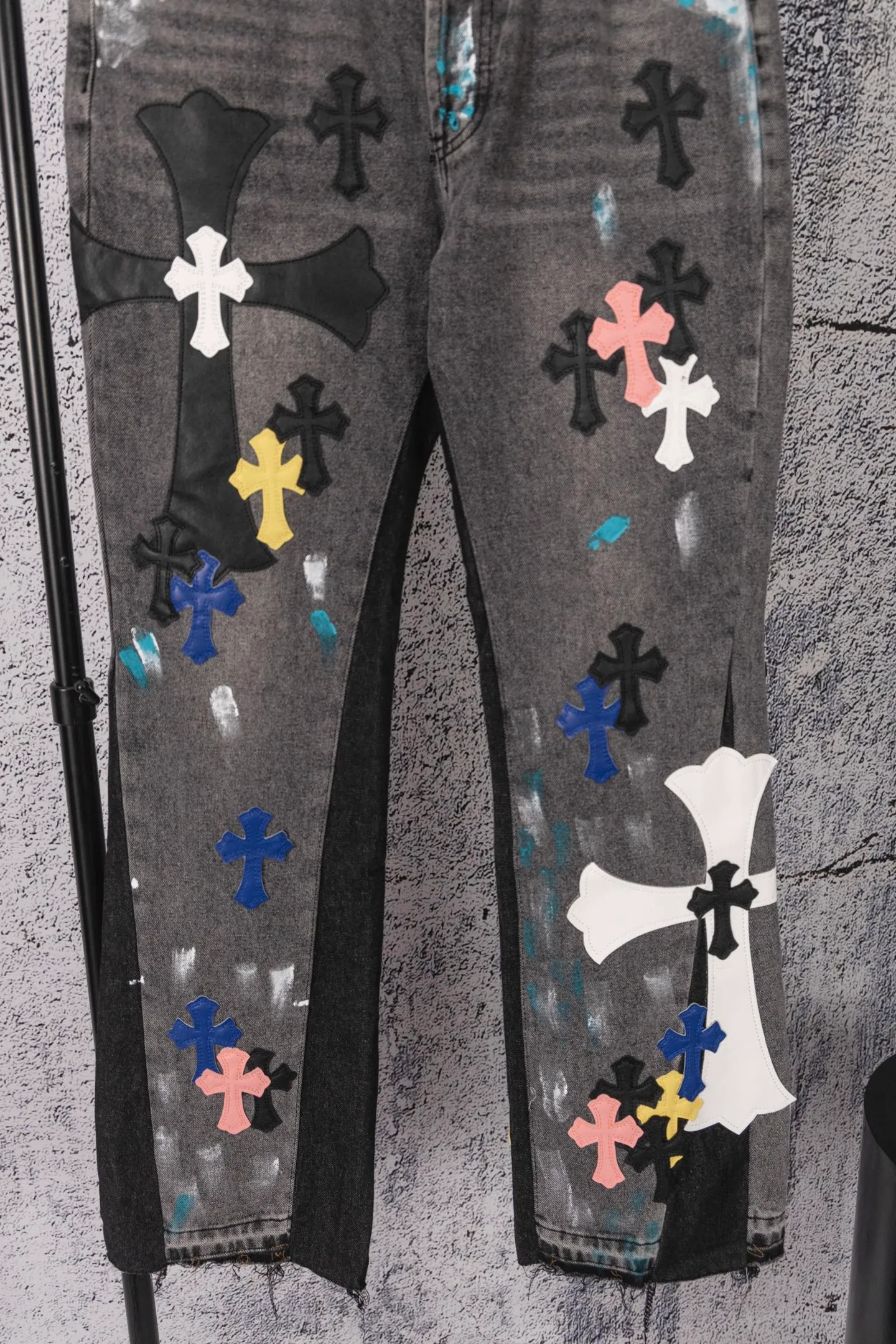 P330 CH Chromehearts colorful spliced ​​cross patch leather retro hand-painted splash-ink jeans, counter price 34W level, patch cross flower embellishment, washed jeans! ! An absolutely high-end luxury product, a 1.9W-level god-level single product, a super popular product, made by top heavy industry, a magic weapon that cannot be missed! [About Zangyin] This is an extremely luxurious fashion brand that can also be called the aristocracy of the high street. It has always been an exclusive brand for some hipsters or rich second generations. Compared with ordinary high streets, it is more luxurious and noble. Compared with luxury brands, it is more fashionable and individual. It has always been a brand that I have a special liking for. [Top heavy industry fashion design] Consistently high-street luxury style. Speaking of this style, the Zangyin family and GU family are definitely the leading representative brands. Especially the Zangyin family has really achieved a state-of-the-art effect in creating high-street style. The unique washed material is used to create this style. The color system is already quite eye-catching. After it is decorated with patchwork cross flowers, it cleverly highlights the charm of the brand. Secondly, this style uses classic The high-waist cutting design highlights the long legs and fashionable temperament of the upper body. The brand is highly recognizable and the slim fit configuration is more suitable for daily wear. It is a product that interprets personality, fashion, and specifications at a glance. This single product is enough to make any fan excited. It can be a white T-shirt for a youthful college style, or a tight suspender for a royal style. It has strong matching ability and can be easily controlled by men.  [Materials and craftsmanship] Needless to say, this point goes without saying. As an excellent craftsman brand, Zangyin’s requirements for details and craftsmanship are really perfect. The washed color of this model has gone through so many processes, not to mention the embellishment of denim appliques. It is also purely hand-made and sewn. Just like what they believe in, only hand-made things have soul and have the meaning of wear. A top-notch heavy-duty fashionable denim item, I look forward to your perfect interpretation! !  Color: black gray Size: 28-36